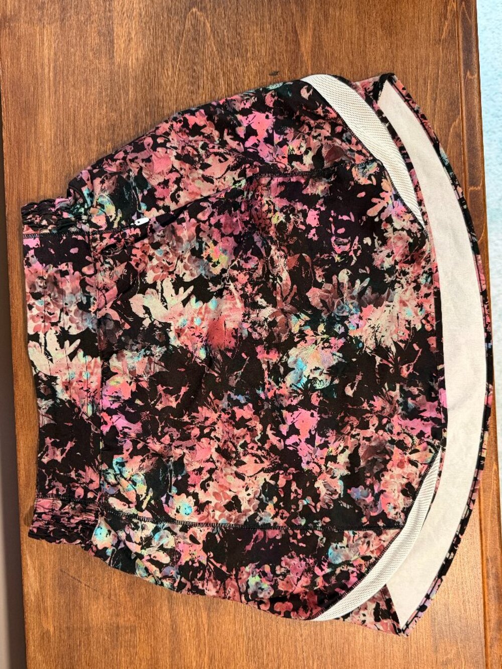 Lululemon Hotty Hot High Rise Skirt Skort Black Stencil Blossom Size 4 BEAUTIFUL